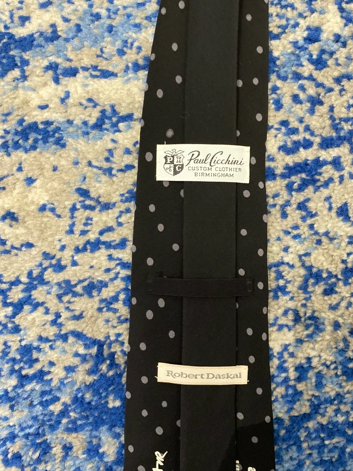 Corbata de seda pintada a mano a lunares gris negra exclusiva de Robert Daskal EE. UU. Foto 4 de 4