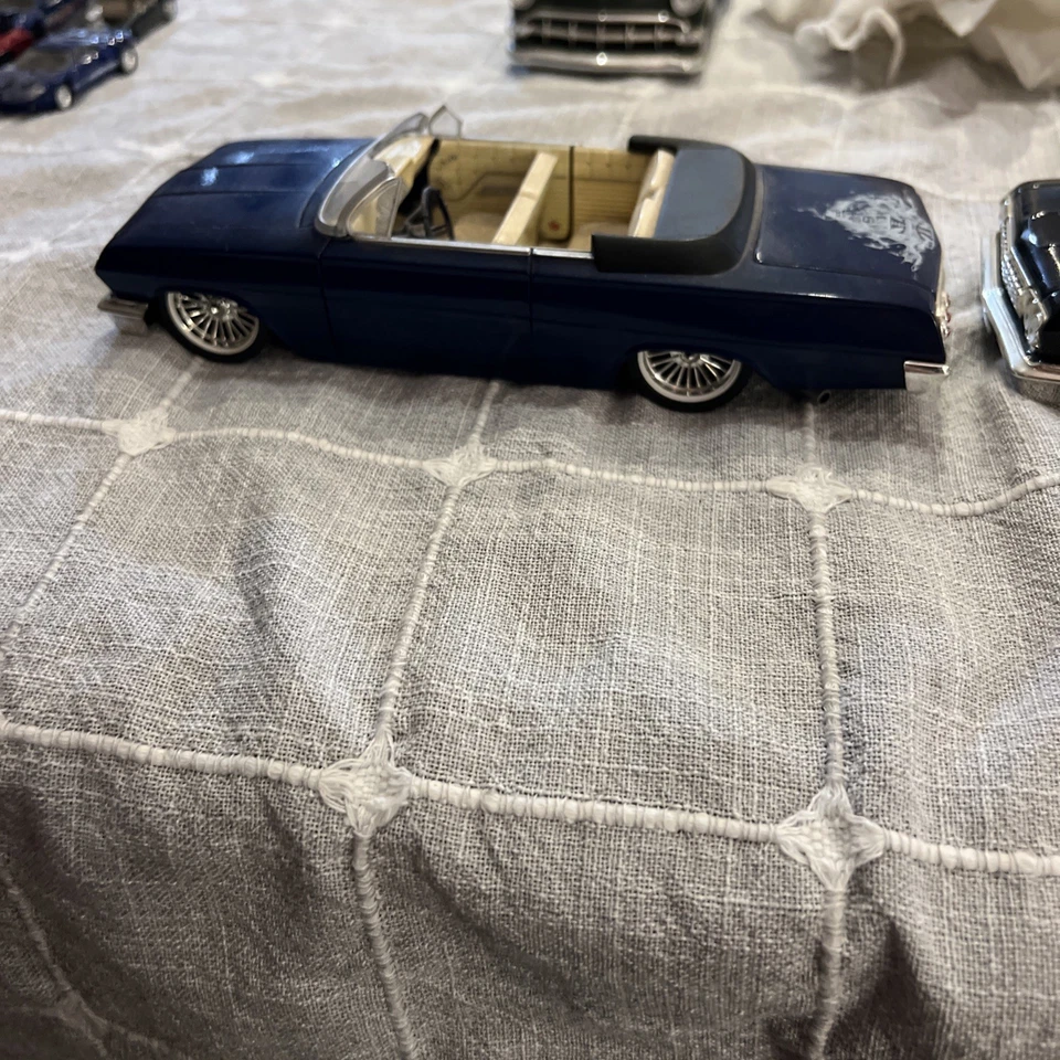 Coche diecast West Coast Choppers JESSE JAMES IMPALA 1:24 coches negros y azules Foto 3 de 4