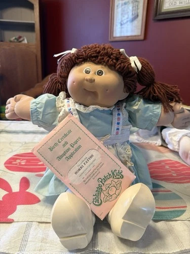 Cabbage Patch Kids - Head Mold #9 - Brown Hair, Brown Eyes - Dutch Outfit