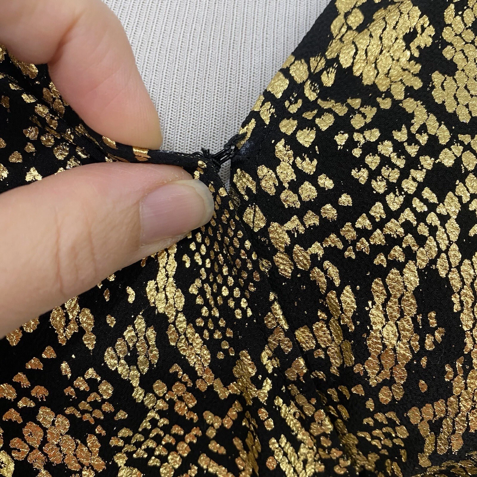 Abito Michael Kors taglia small manica lunga surplice increspato pelle di serpente oro nero B61