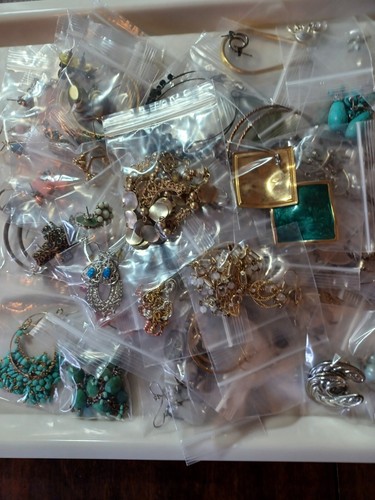 Huge lot of pierced earrings 100 in total. Many styles, shapes, sizes & colors. - Picture 5 of 12