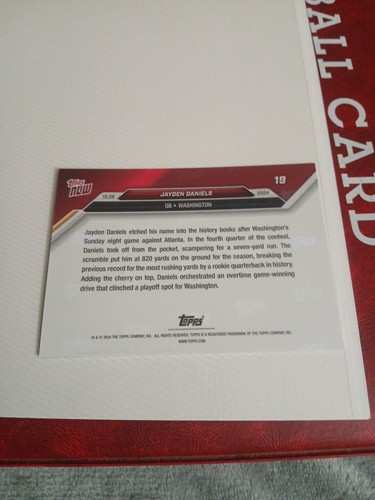 Tarjeta Topps Now 2024 Jayden Daniels 19 RC CONJUNTOS RÉCORD DE PATIO CORRIENDO POR UN NOVATO QB - Imagen 2 de 2