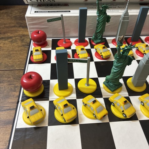 New York Chess Set Complete Big League Promotions NYC Big Apple Twin Towers - Picture 2 of 10