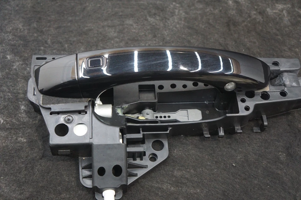 Manija del actuador de la cerradura del pestillo de la puerta trasera derecha negra OEM 4G8839004 Audi RS7 2014-17 Foto 3 de 4