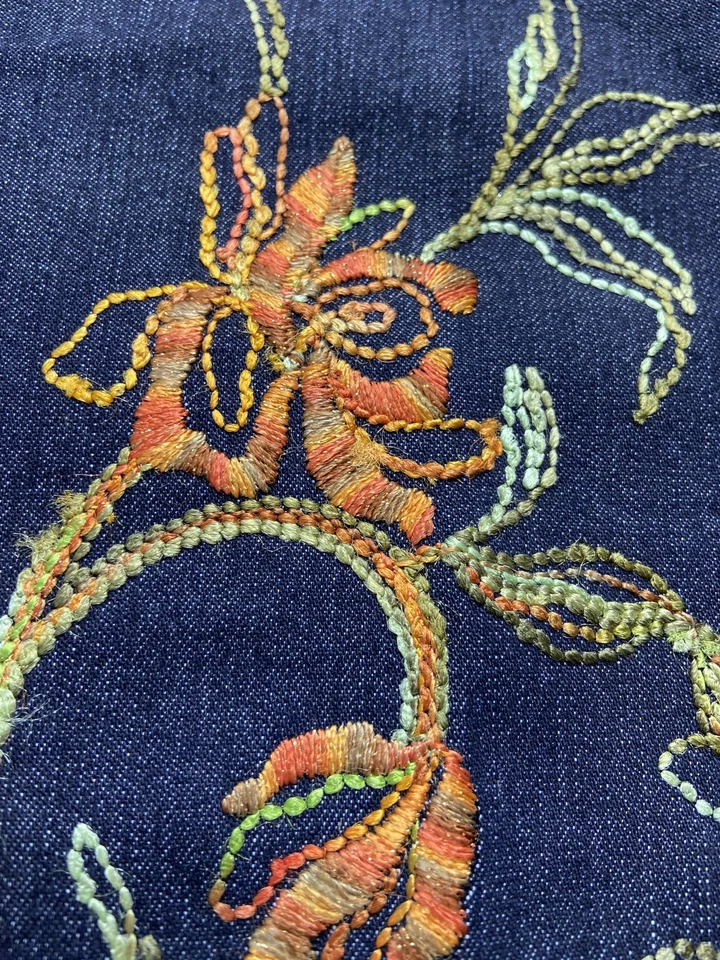 Pantalones de mezclilla Doncaster deportivos para mujer 2 bordados florales acampanados retro boho Foto 2 de 4