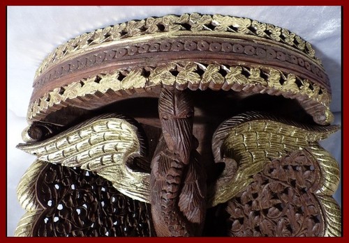 Indonésie Paire de Consoles anciennes en Bois Sculpté de Rapaces Serpents Fleurs - Foto 6 di 11