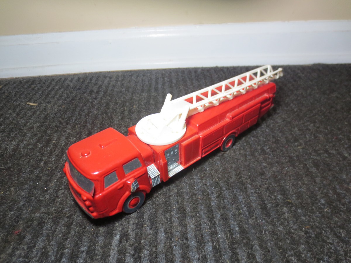 Avon Fire Truck Wild Country After Shave Talc Red Sentinel