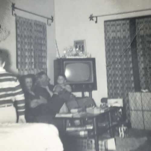 Vintage czarno-białe zdjęcie retro zasłony do salonu telewizor stolik kawowy kanapa - Zdjęcie 1 z 4