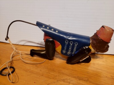 NICE VINTAGE  LINDSTROM TIN LITHO the CLIMBING MONKEY