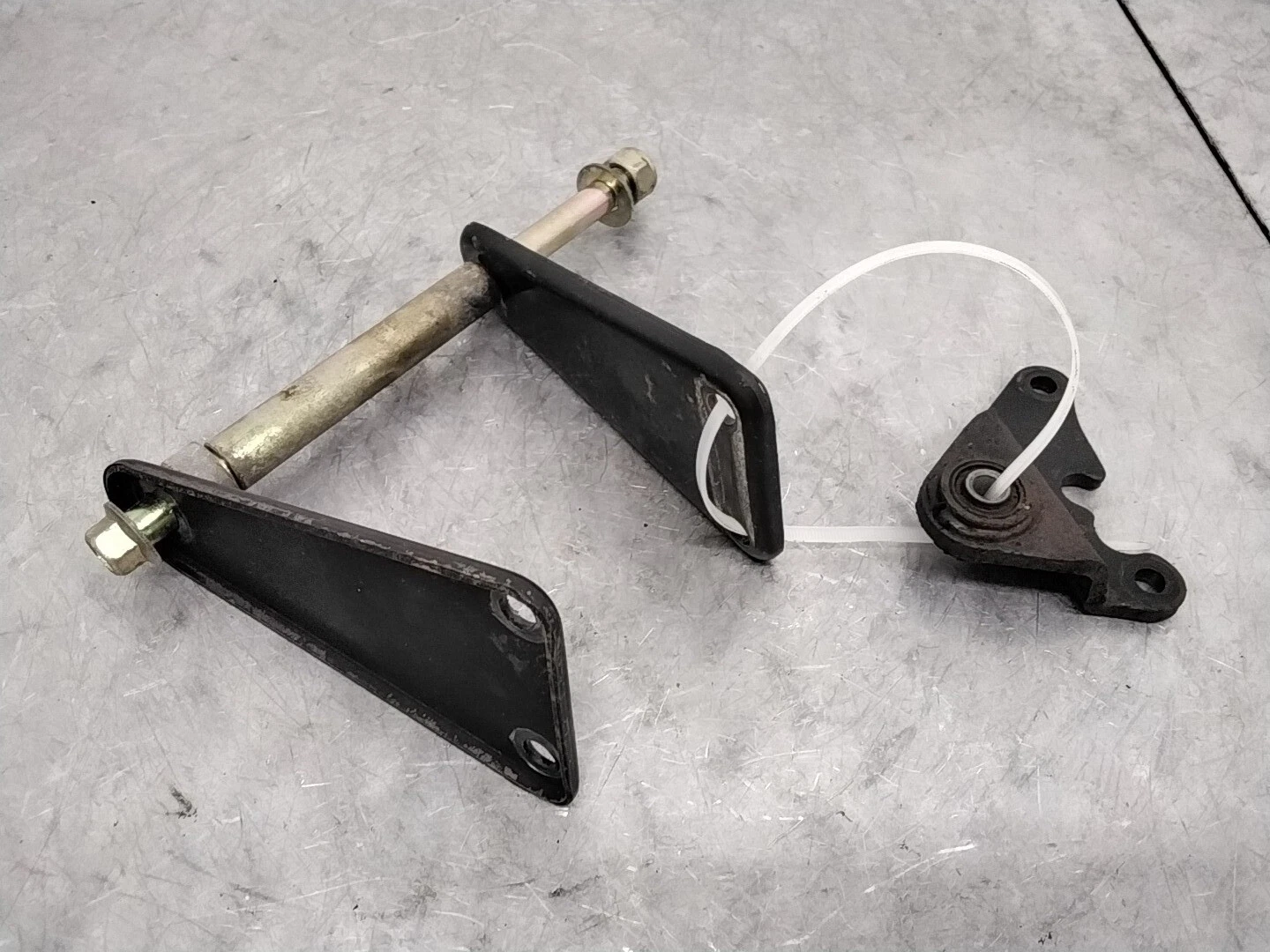2005 POLARIS SPORTSMAN 90 OEM MOTOR ENGINE MOUNT STAY BRACKET