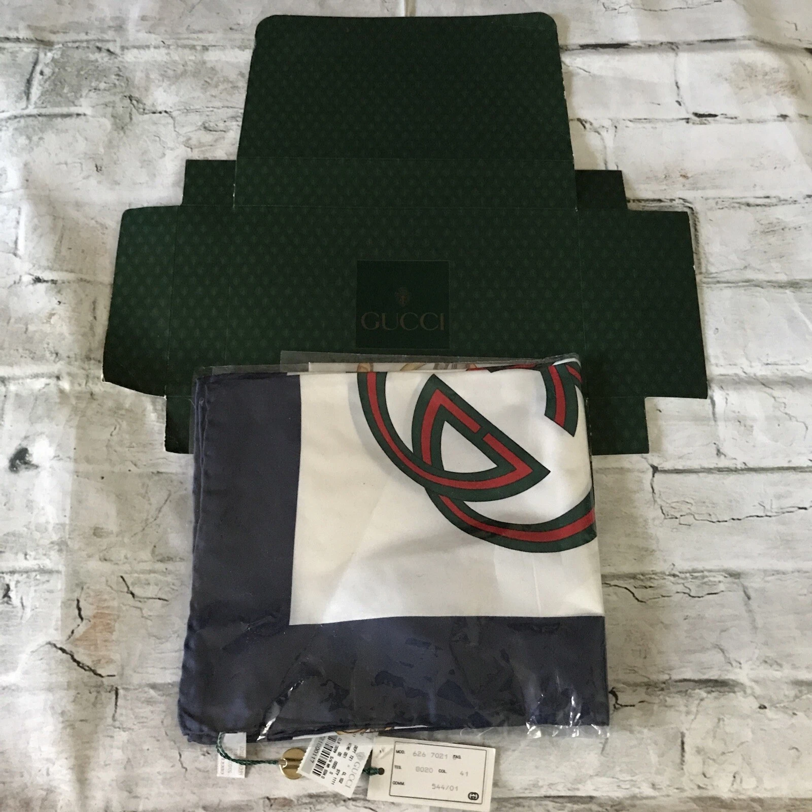 FAB ! Foulard 100 % soie vintage logo Gucci et design équestre fabriqué en Italie COMME NEUF !