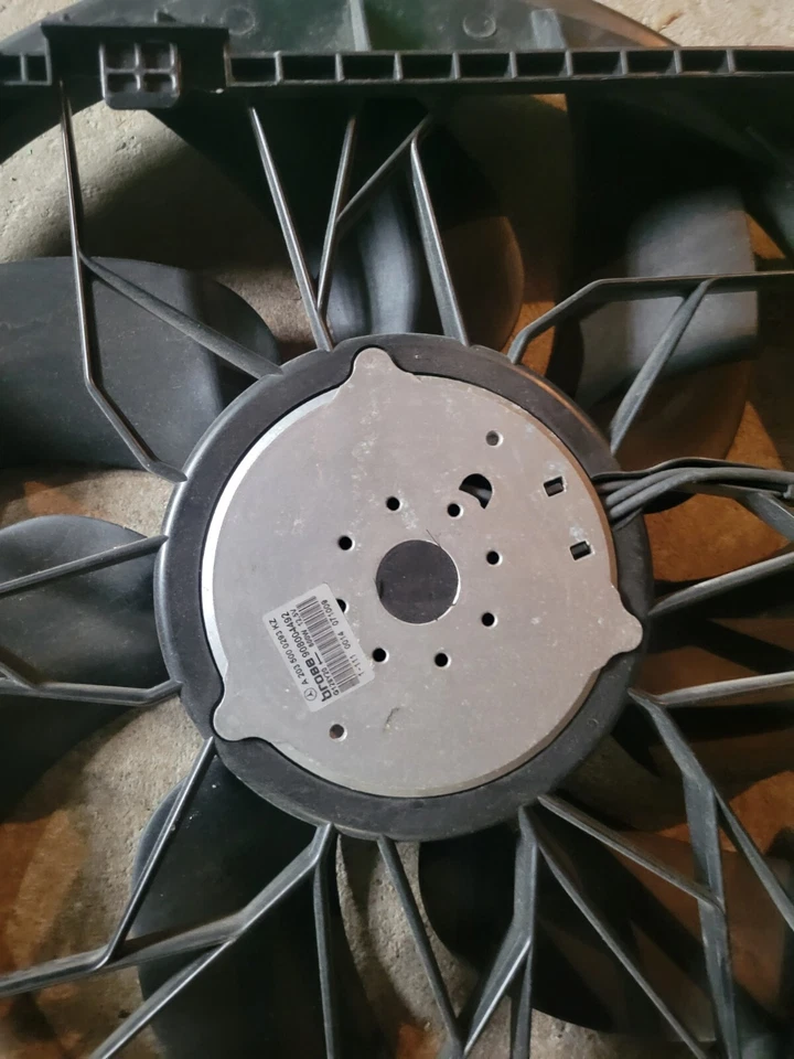 01-04 Conjunto de cubierta del motor ventilador de refrigeración del radiador Mercedes W209 CLK320 C320 C240 Foto 4 de 4