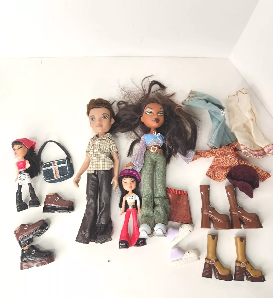 Mixed bratz sales doll