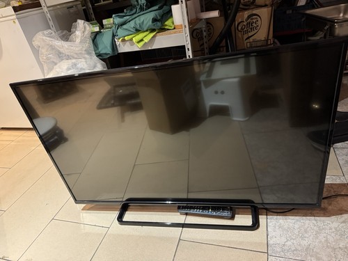 40 Zoll Panasonic Flachbildfernseher schwarz mit Standfuß