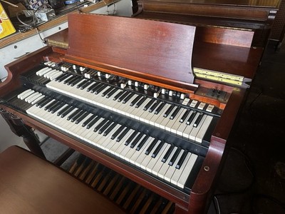 Hammond B3 Organ and Leslie 122 Speaker, pedals and bench in Mahogany