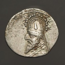 G53-30 PARTHIA Sinatrukes. 93-69 BC.   tiara decorated with horn and many stags