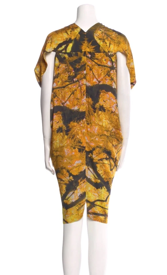 Vestido drapeado de seda con cuello en V estampado de hojas de árbol de otoño negro dorado CERO + MARIA CORNEJO 4 Foto 2 de 4