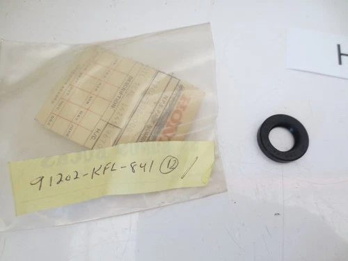 NEW Genuine OEM Honda Oil Seal 91202-302-000 ss:91202-KFL-841