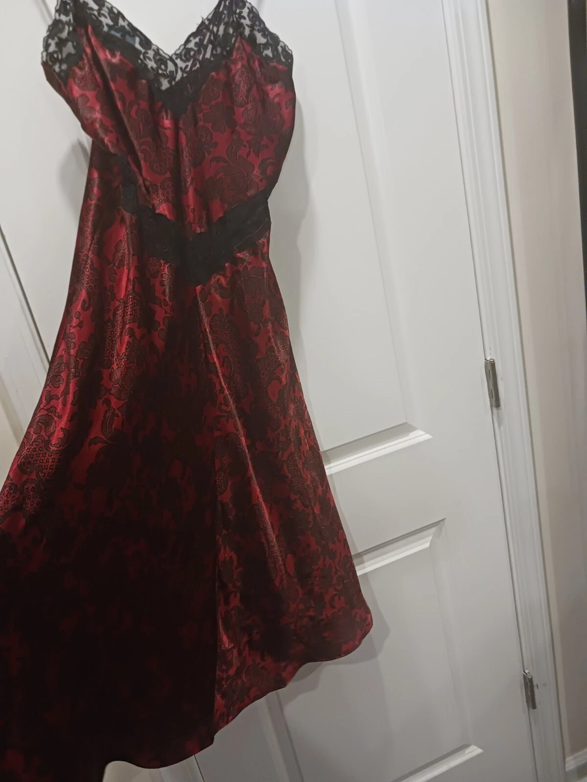 UNDERCOVER Abito piccolo Victoria Secret etichetta oro rosso e nero in pizzo