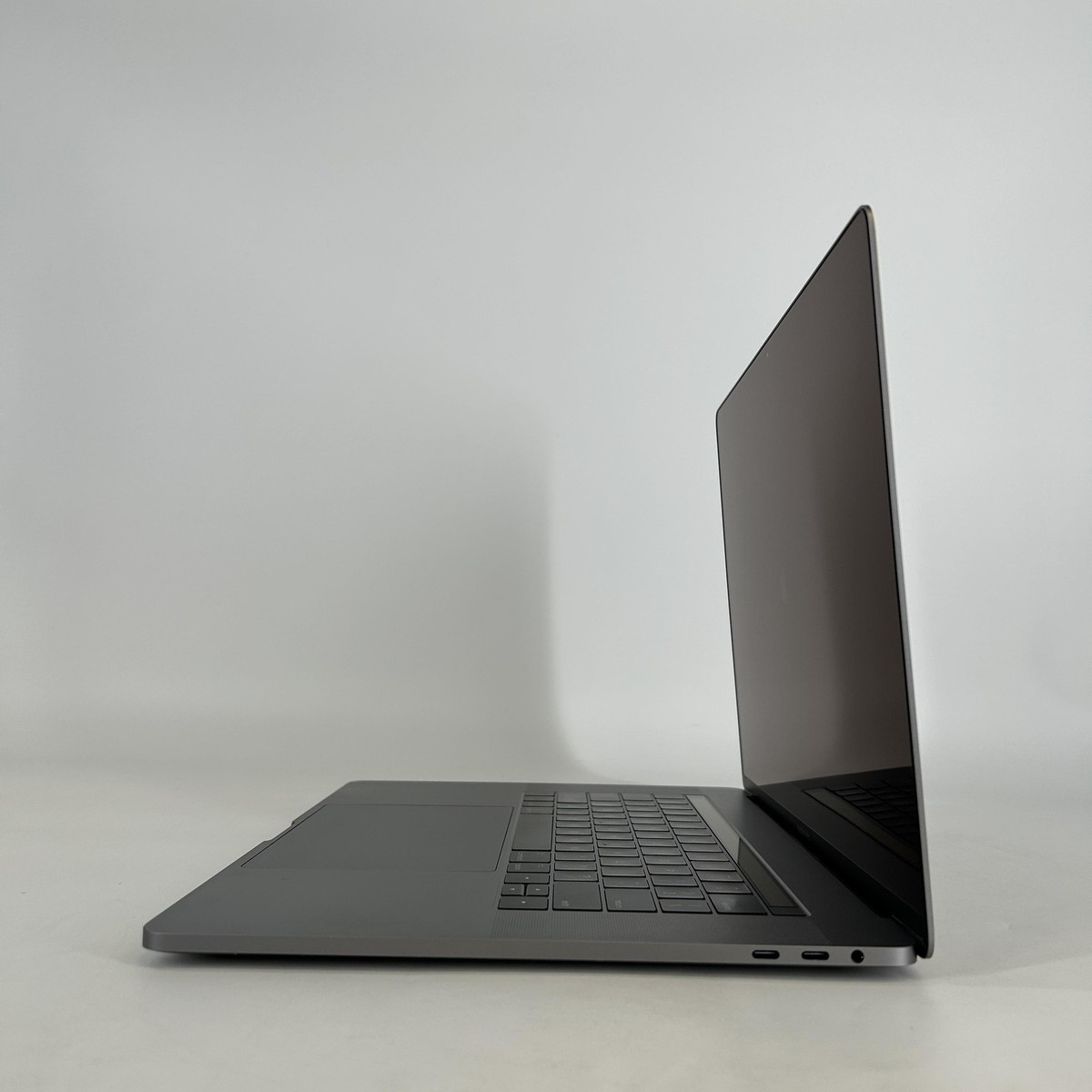 MacBook Pro 15 Touch Bar Gray 2016 2.9 GHz i7 16GB 2TB SSD AMD