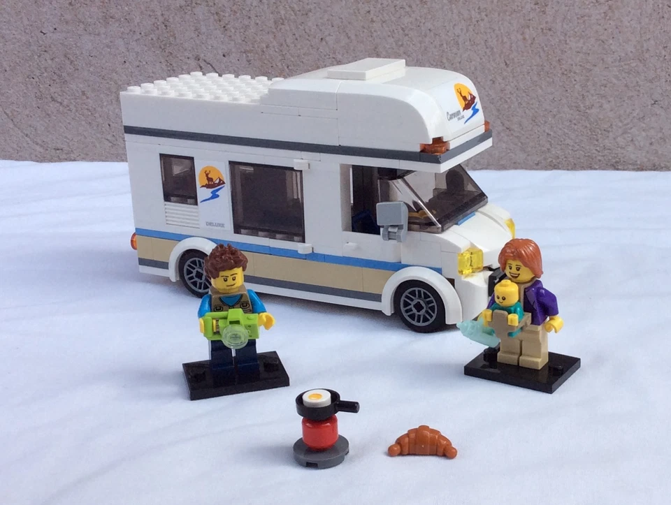 LEGO City 60283 Holiday Camper Van, photo 1 sur 2
