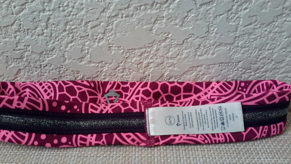 Diadema Ivivva by Lulullemon Fly Tech con agarre de silicona rosa talla única usada en excelente estado Foto 3 de 4