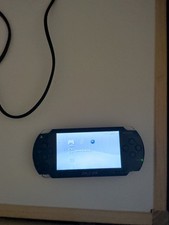 Sony PSP Console Portatile 1000 Originale (Legger Crepa e Piccoli Danni allo Schermo)