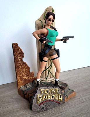 Neca Playmates Movie Maniacs TOMB RAIDER Lara Croft Figur Jungle Lara Diorama