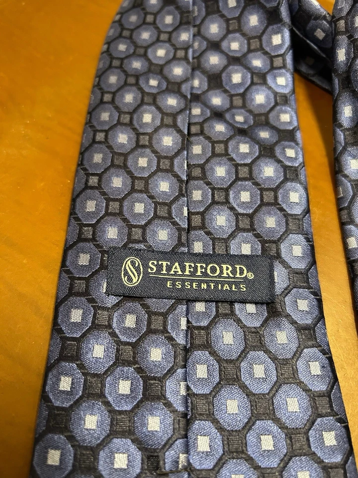 Corbata a lunares Stafford Essentials azul 100 % seda para hombre Foto 3 de 4