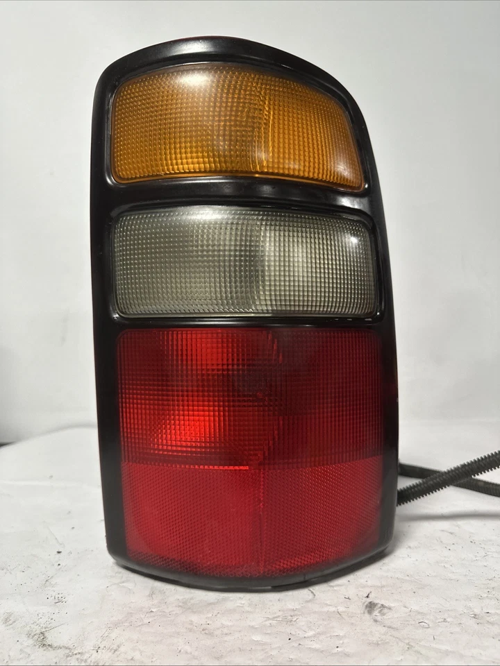 04-06 Chevy Tahoe Suburban GMC Yukon XL Passenger Right Tail Light OEM N5 Foto 3 de 4