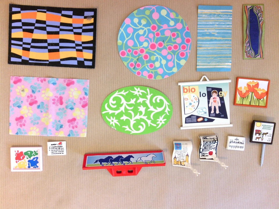 LOT PLAYMOBIL/ 6 TAPIS, TABLEAUX, ENSEIGNE CHEVAUX, PANCARTES, PARCHEMINS ++ - Photo 1/1