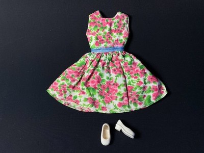 Rosa Rosen Blumen 1950er Vintage Baumwollkleid + Sindy weiße Schuhe passen 12'' Puppe