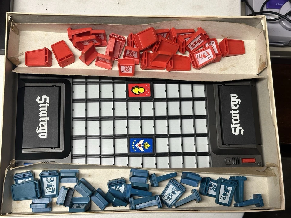 Juego de mesa Milton Bradley Electronic Stratego 1982 - Funciona/falta manual Foto 4 de 4