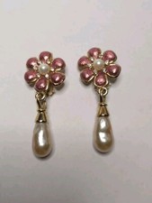  Orecchini a clip a goccia firmati "Carolee" con smalto floreale e perle finte, vintage