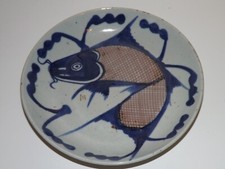 Antico piatto carpa saltante cinese XIX secolo decorato a mano in blu cobalto