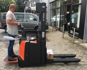 Toyota Spe160l Elektro Hochhubwagen Mit Plattform Zum Mitfahren