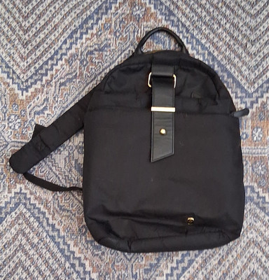 Wenger SwissGear Black Solid Rectangle Backpack Gold Hardware Beige Lining Zip