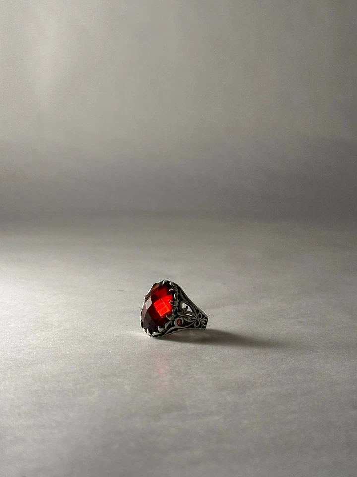 Anello Vintage in Argento con Grande Pietra Rossa Taglio Sfaccettato 💍 Elegante - Immagine 3 di 4