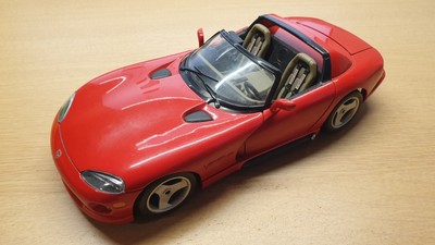 Bburago Dodge Viper RT/10 1:18 in rot