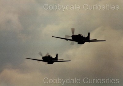 Vintage Foto - Zwei P-51 Mustang Jagdflugzeuge in Flight Airshow