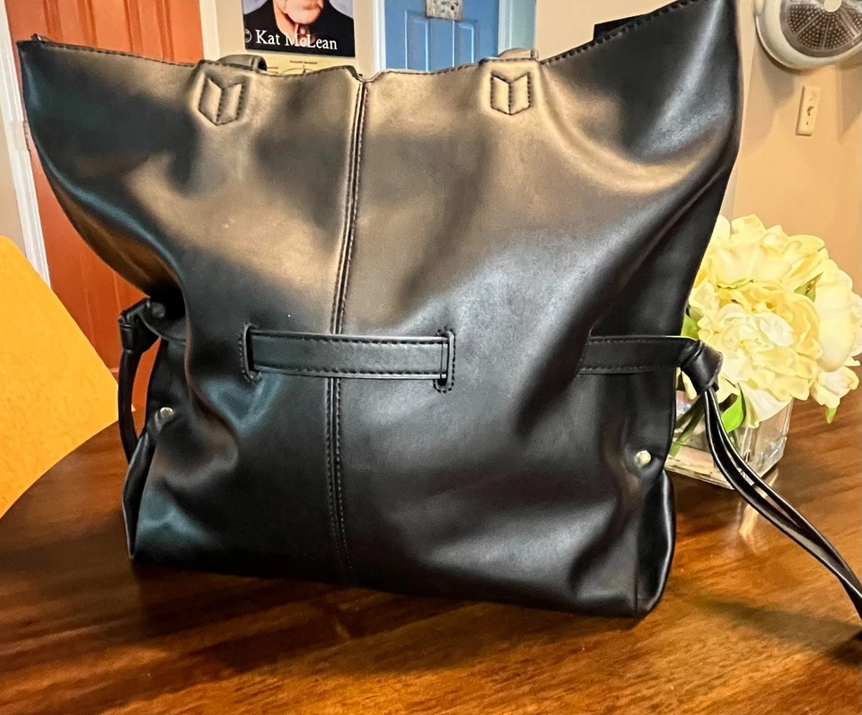 Bolsa de ombro BCBGeneration grande preta de couro vegano com zíper 15,5 W 13,5 H - Imagem 3 de 4