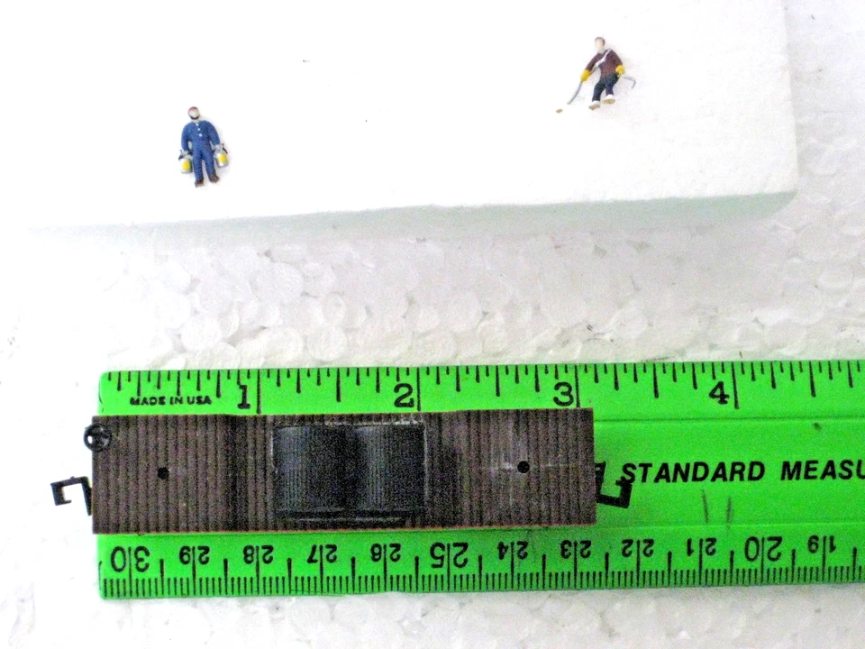 N SCALE SANTA FE DEPRESSED FLAT CAR WITH 2 REELS & FIGURES SF 84110 - Image 2 of 4