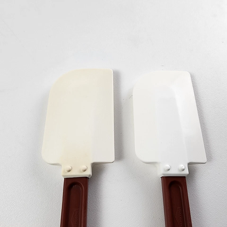 VOLLRATH Chefmate 52026 Scraper Shaped Rubber Spatula 17” Commercial - Image 2 of 4