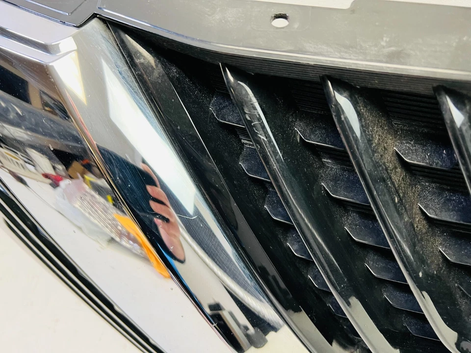 2015 2016 2017 2018 Nissan Murano Upper Grill Grille Chrome W/O Camera - Image 3 of 4