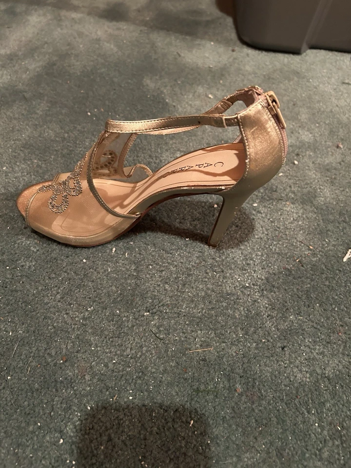 Mujer Tacón Alto Talla 8.5 Ligeramente Usado Sin Caja Original, Suela de Cuero. Foto 2 de 3