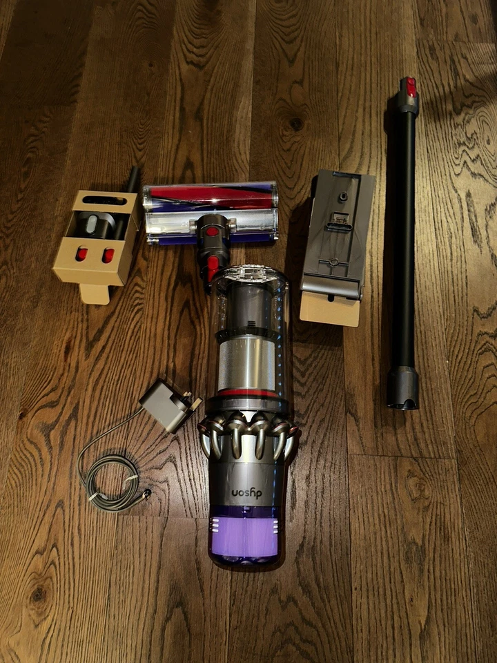 Dyson V11 Total Clean Pet Cordless Vacuum Cleaner Receipt 2 Yrs Warr, photo 1 of 3