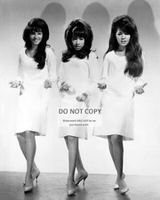 THE RONETTES IN 1966 RONNIE SPECTOR - 8X10 PUBLICITY PHOTO (BB-856)