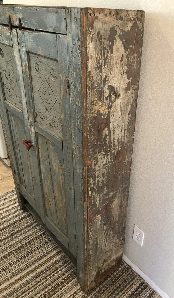 Antiguo gabinete de caja fuerte para pastel de madera con panel de hojalata perforado de 1800 Robin Egg Blue Farmhouse Foto 3 de 4