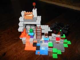 Preowned LEGO 21113 MINECRAFT The Cave (Retired) w/ Box & Manual Complete Set