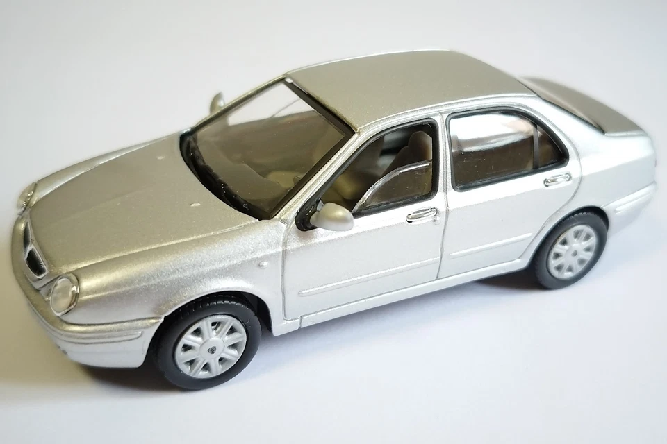 Solido Lancia Lybra Plata 1999 1/43 Caja de Lata Juego de Regalo Foto 2 de 2